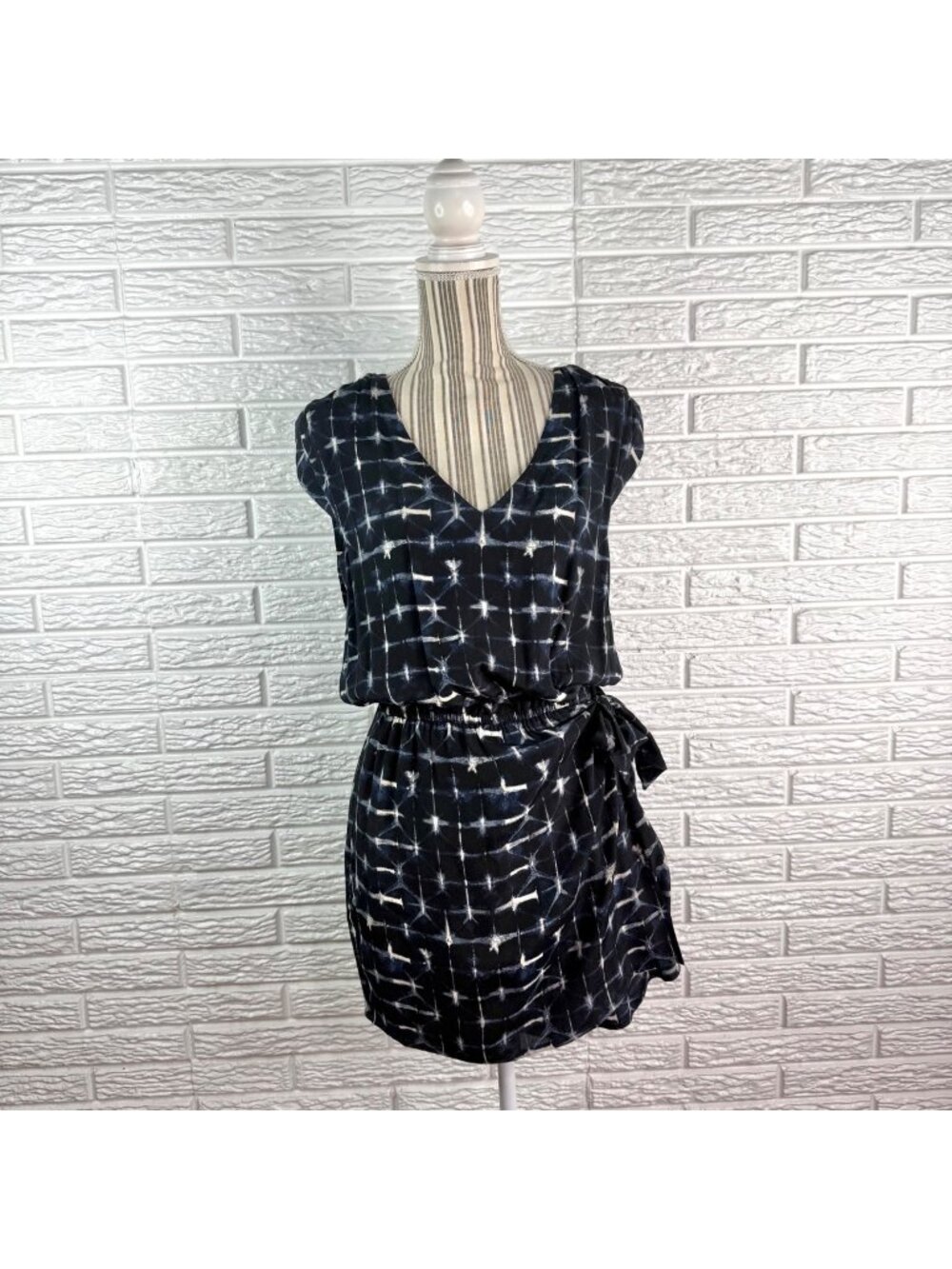 Evereve Shibori Tie-Dye Print Romper V-Neckline Cap Sleeves Size Medium